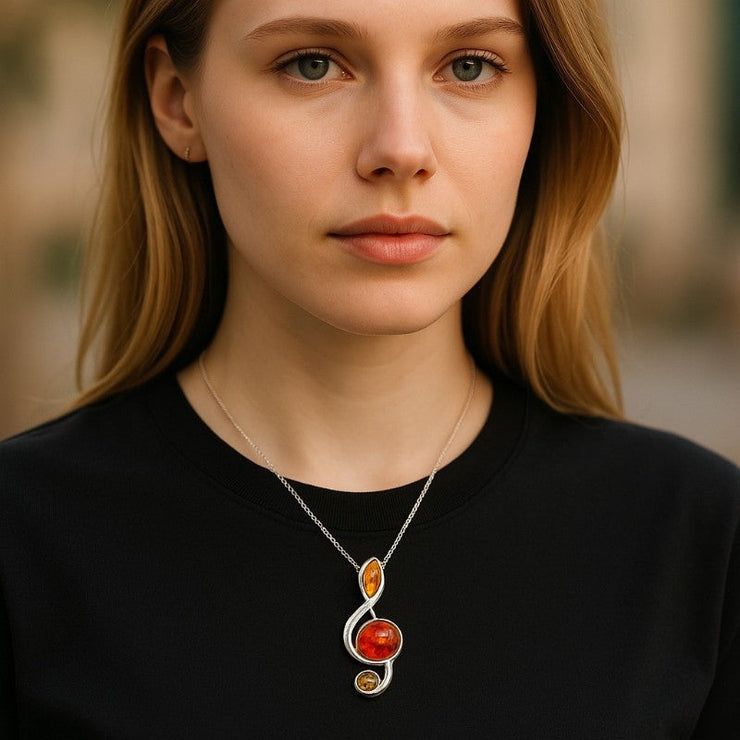 Élégant pendentif ambre multicolore d'origine lituanienne en forme de clé de sol avec argent 925. | Bijoux Chakra